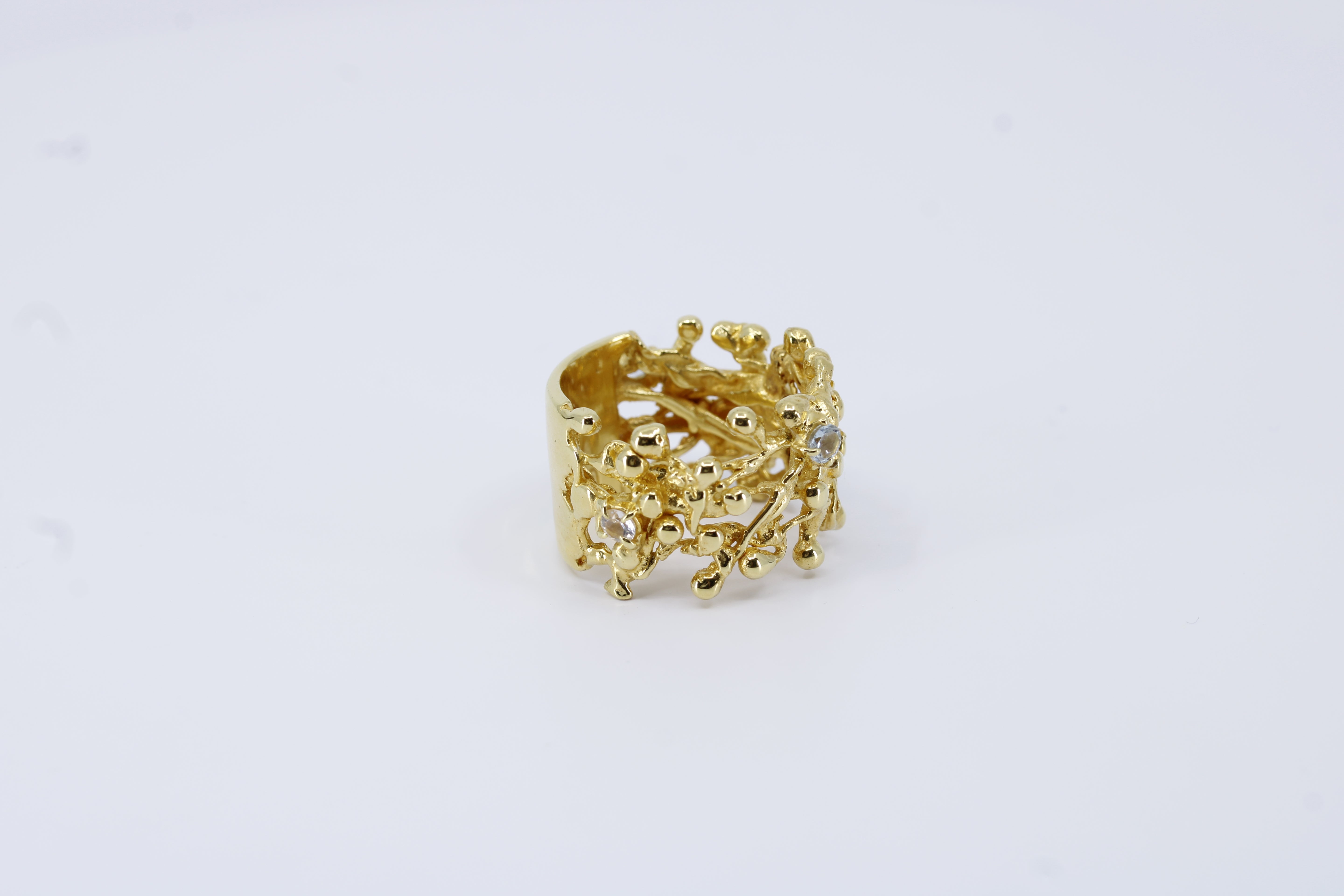 MAREA Band Ring with Topaz