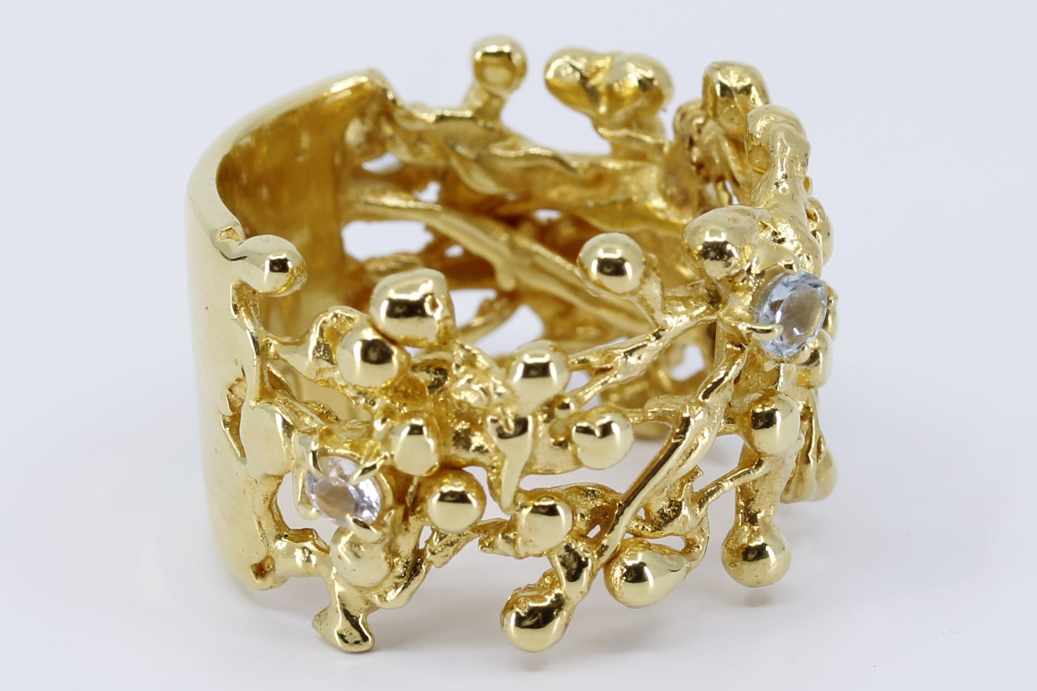 NURAI Band Ring with Topaz