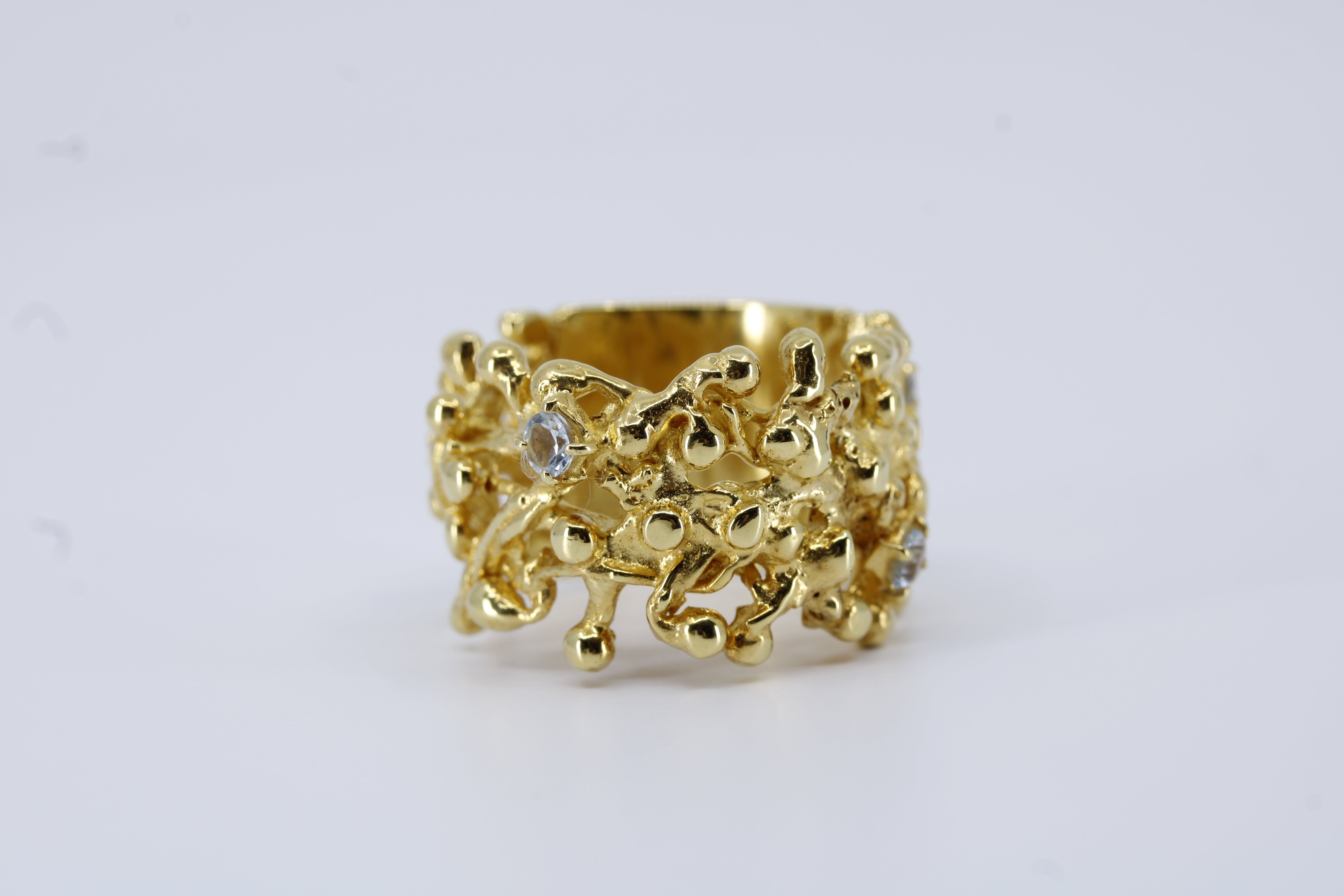 MAREA Band Ring with Topaz