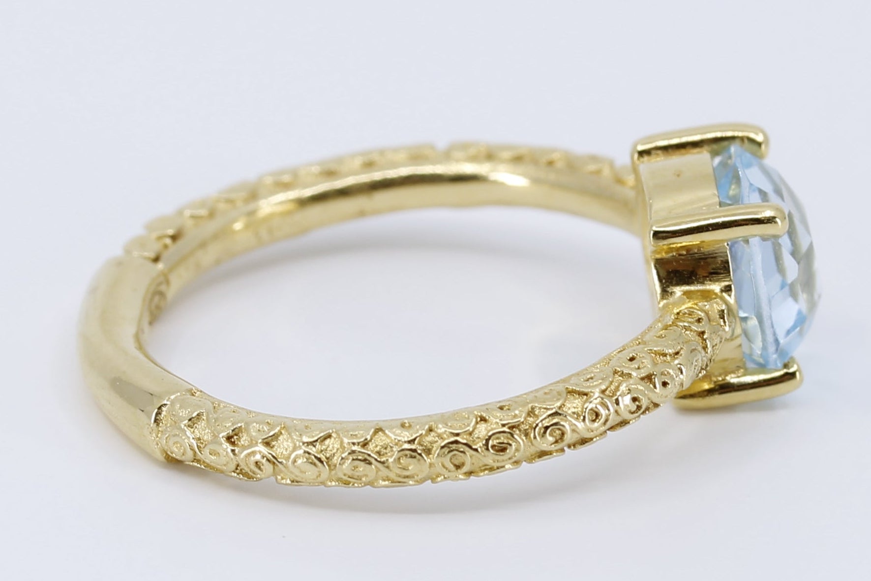 AURORA Classic Solitaire Ring with Blue Topaz