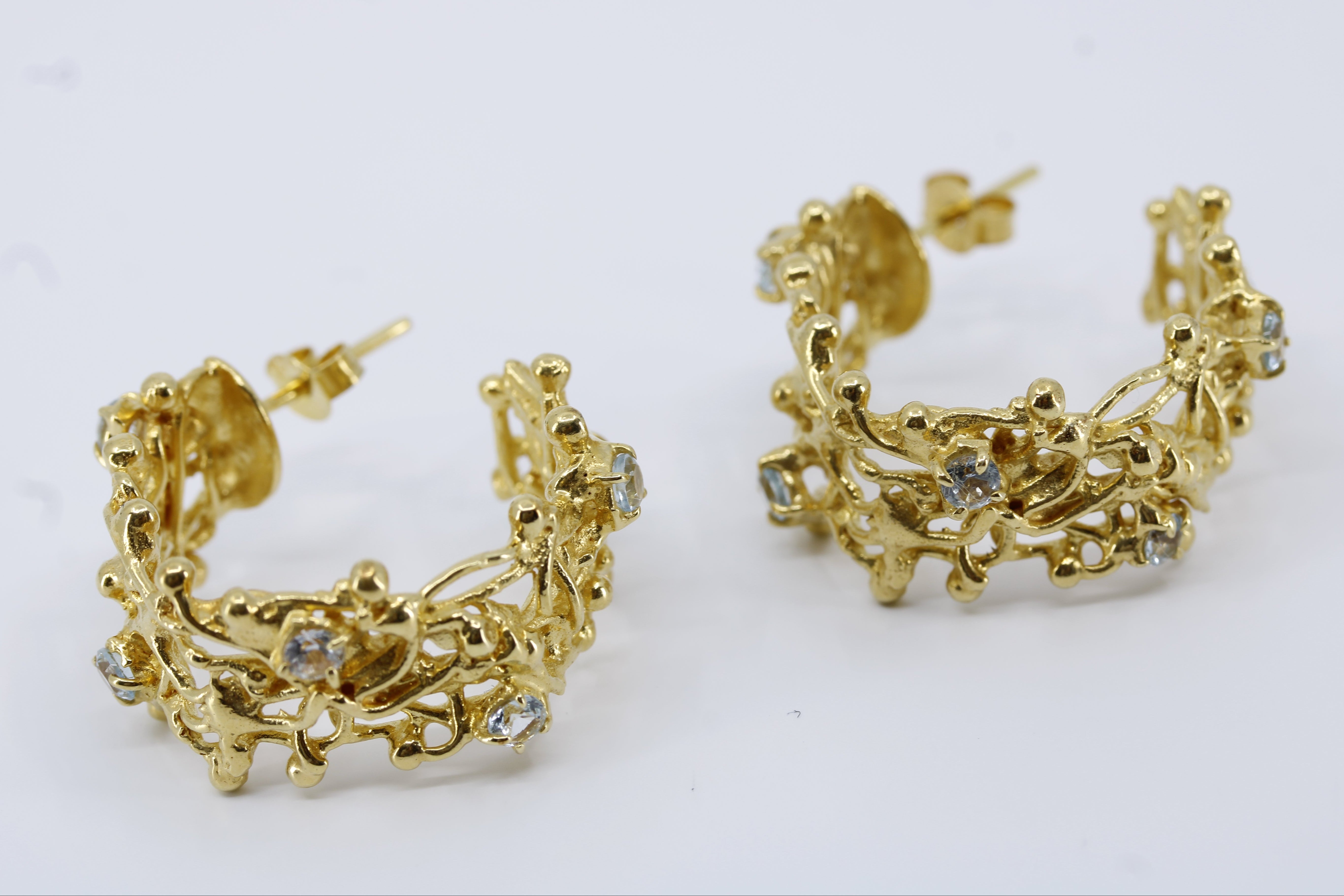 NURAI Round Earring with Topaz