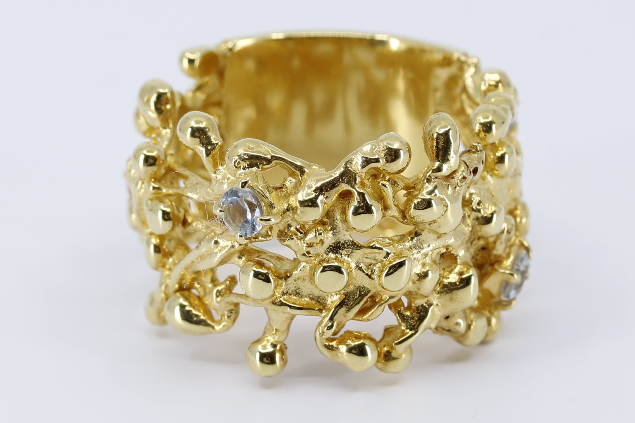 NURAI Band Ring with Topaz