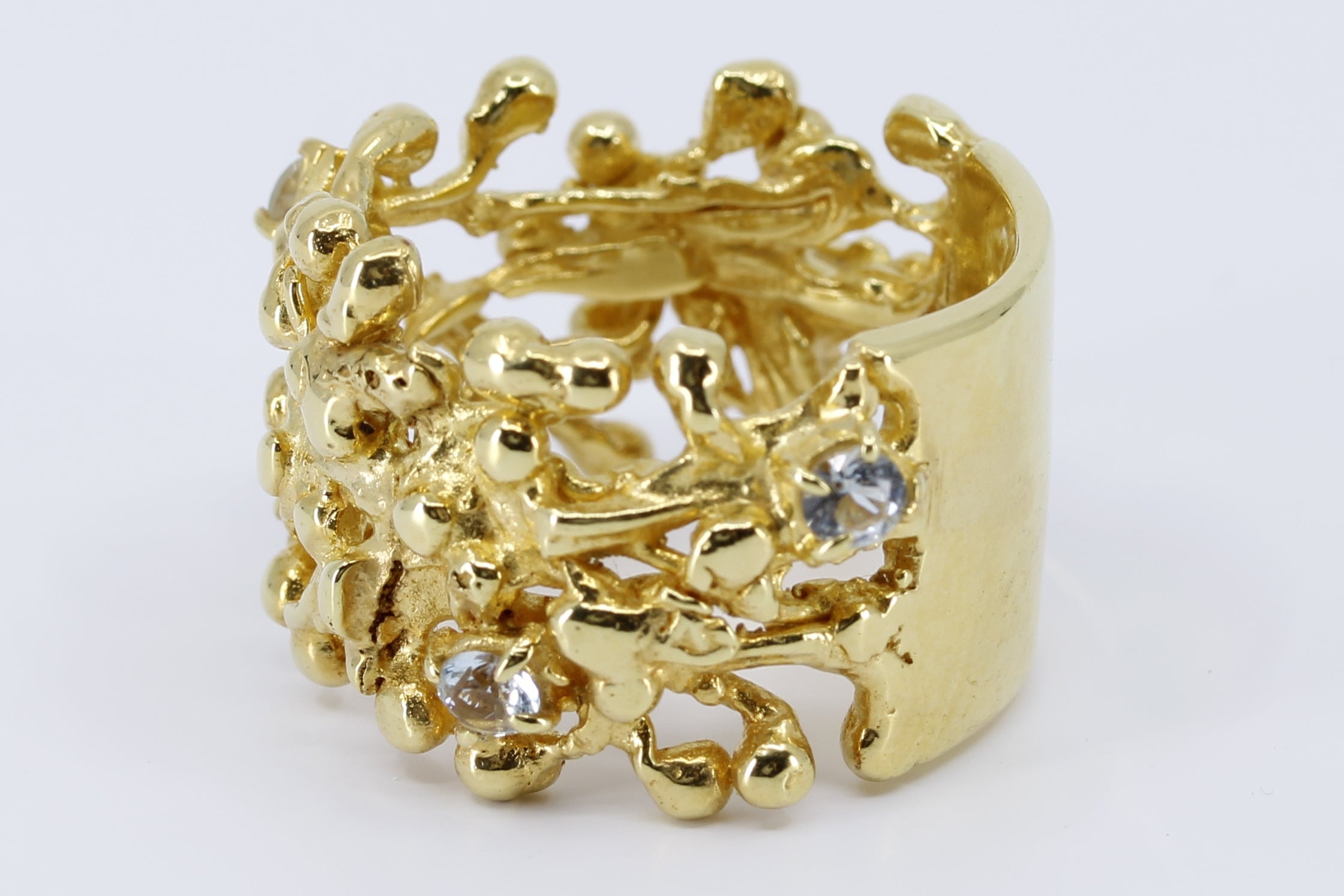 NURAI Band Ring with Topaz