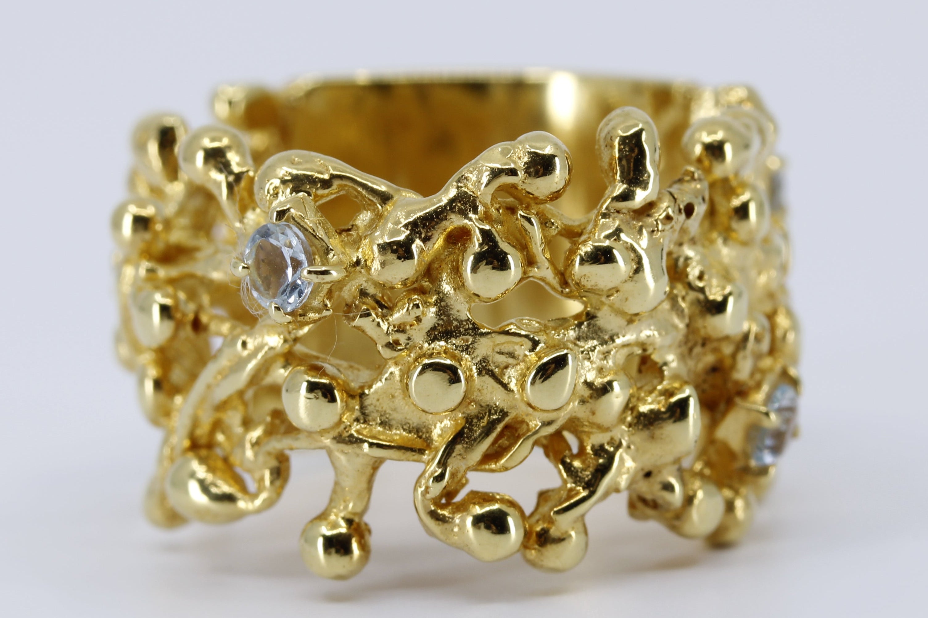 NURAI Band Ring with Topaz