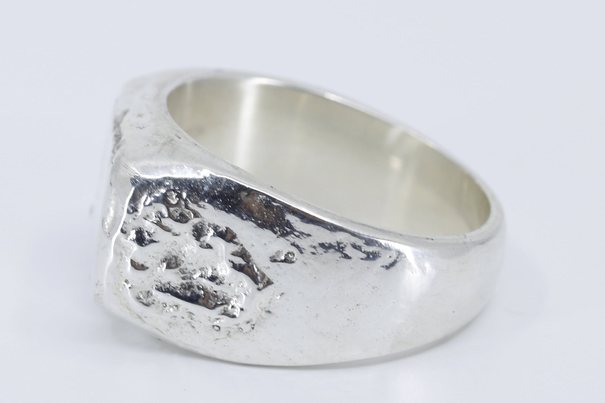 JAYA Signet Ring with Black Crystal