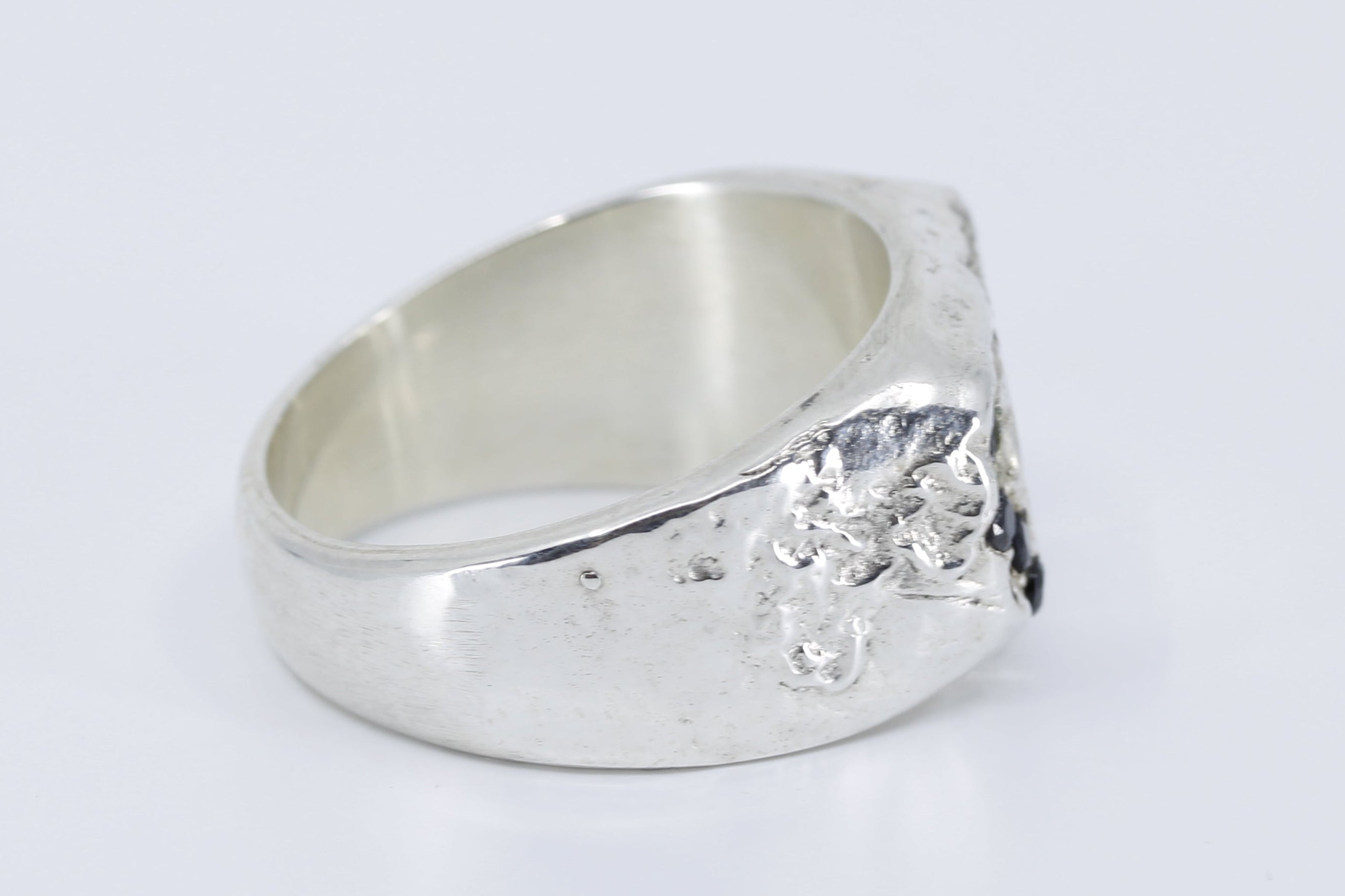 JAYA Signet Ring with Black Crystal