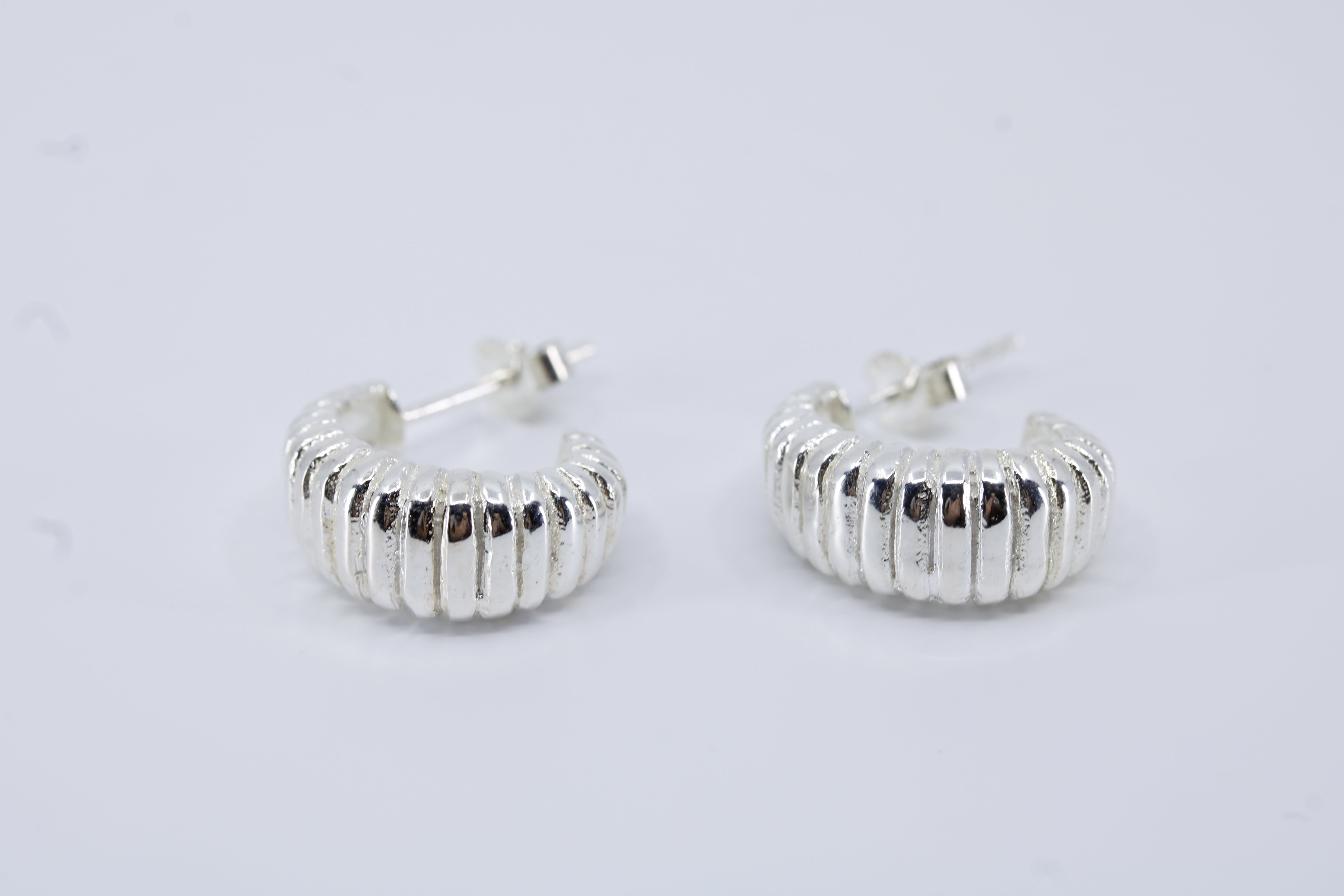 Linea Ribbed Hoop Earrings