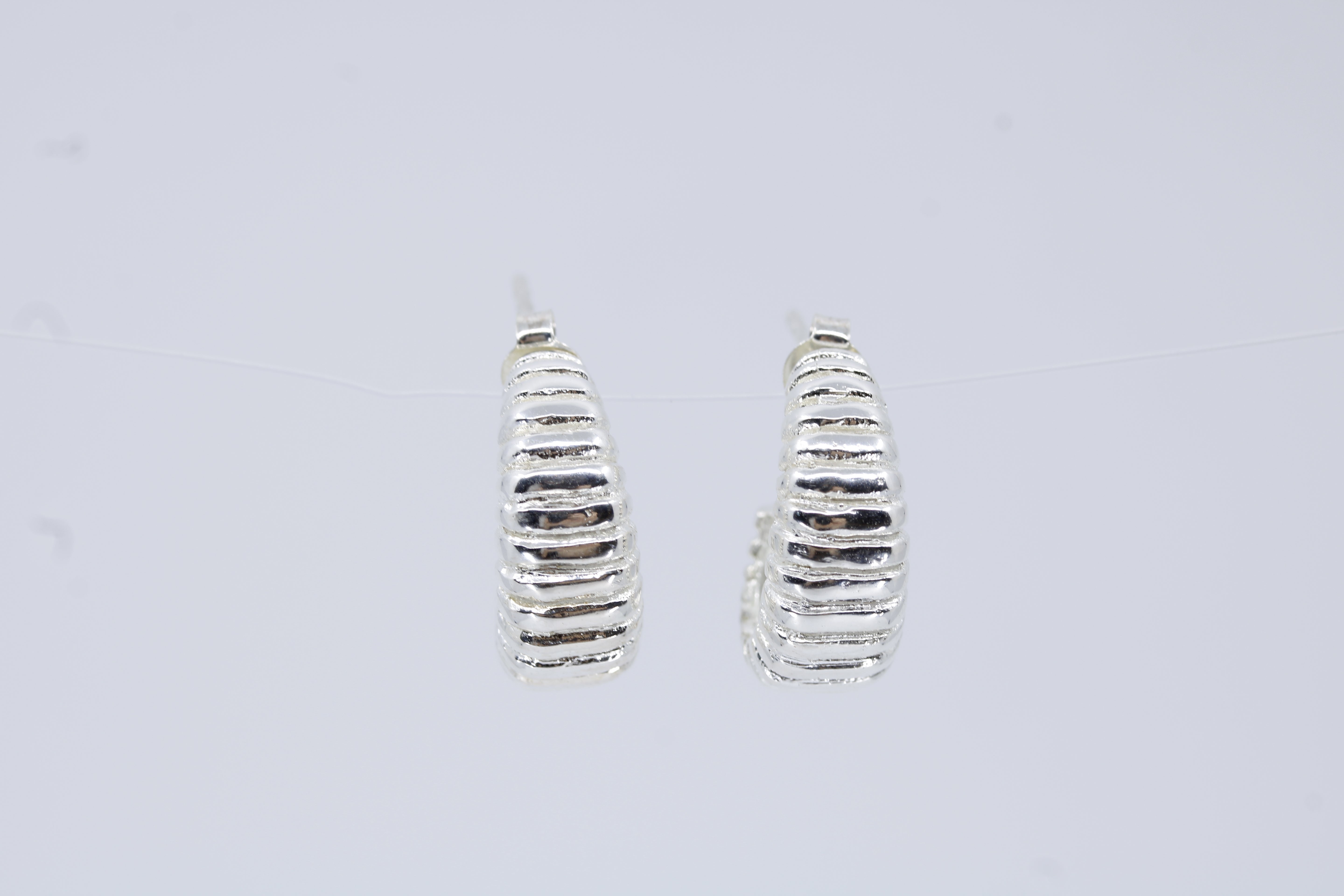 Linea Ribbed Hoop Earrings